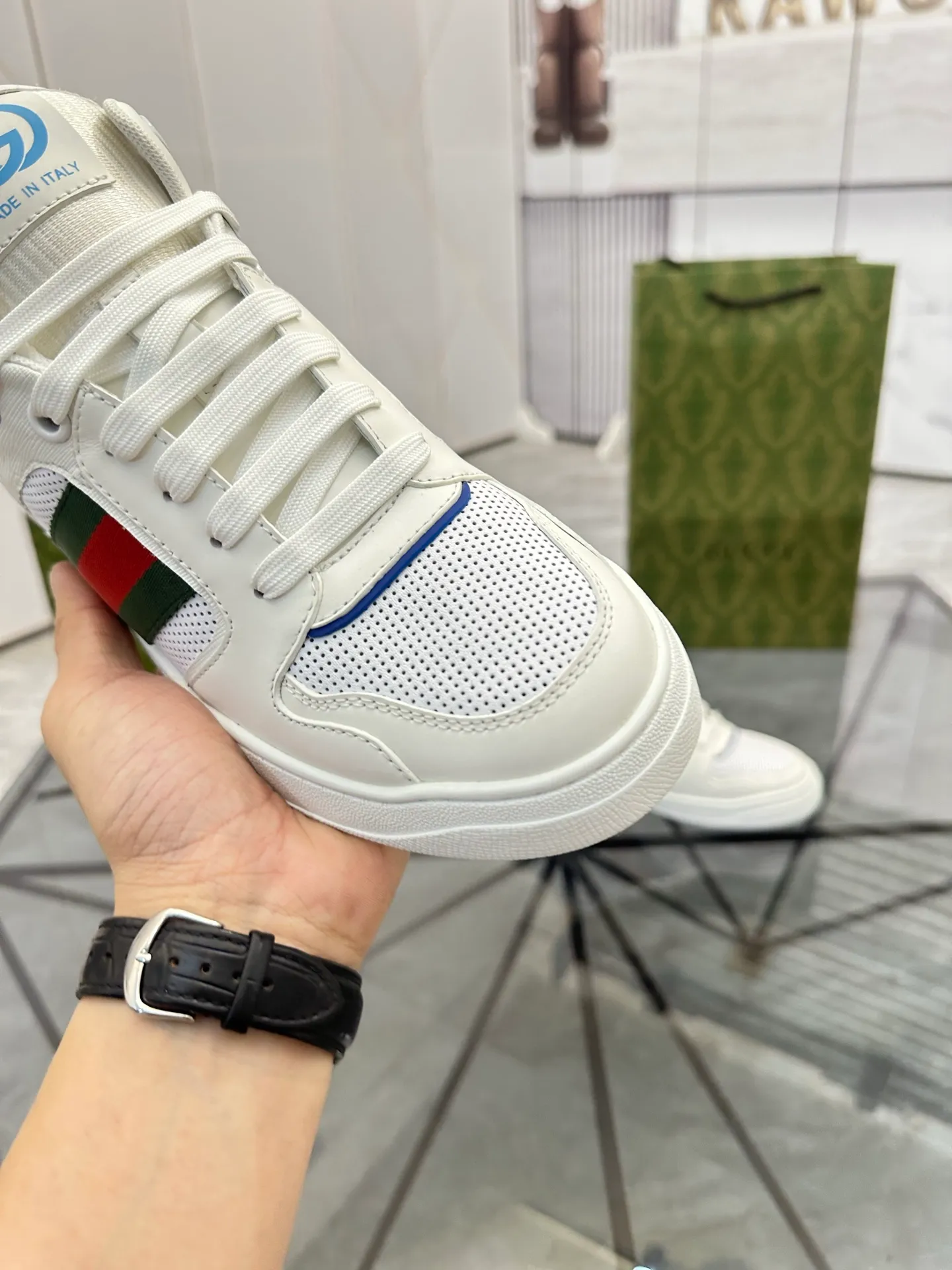 Selling men's shoes 💰: 💰P560¥ Top quality Product trademark: Gucci* "Gucci*" low-top casual shoes Regular size: 38-44 (can be customized to 45.46.) Product material: imported first-layer cowhide leather upper, breathable lining, original outsole. No.: 004